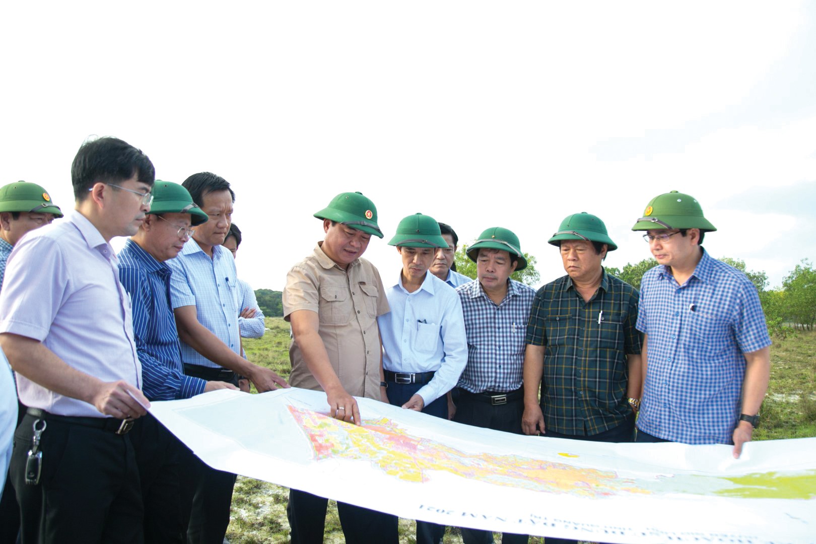 Chủ tịch UBND tỉnh Võ Văn Hưng cùng lãnh đạo các sở, ngành kiểm tra thực địa khu vực xây dựng Dự án Cảng hàng không Quảng Trị tại xã Gio Quang, huyện Gio Linh - Ảnh: H.T