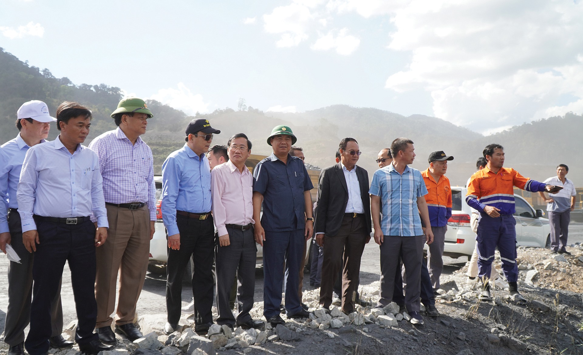 Chủ tịch UBND tỉnh Võ Văn Hưng và đoàn công tác tỉnh Quảng Trị tìm hiểu thực địa tại mỏ than Kaleum, Sekong (Lào) - Ảnh: L.T