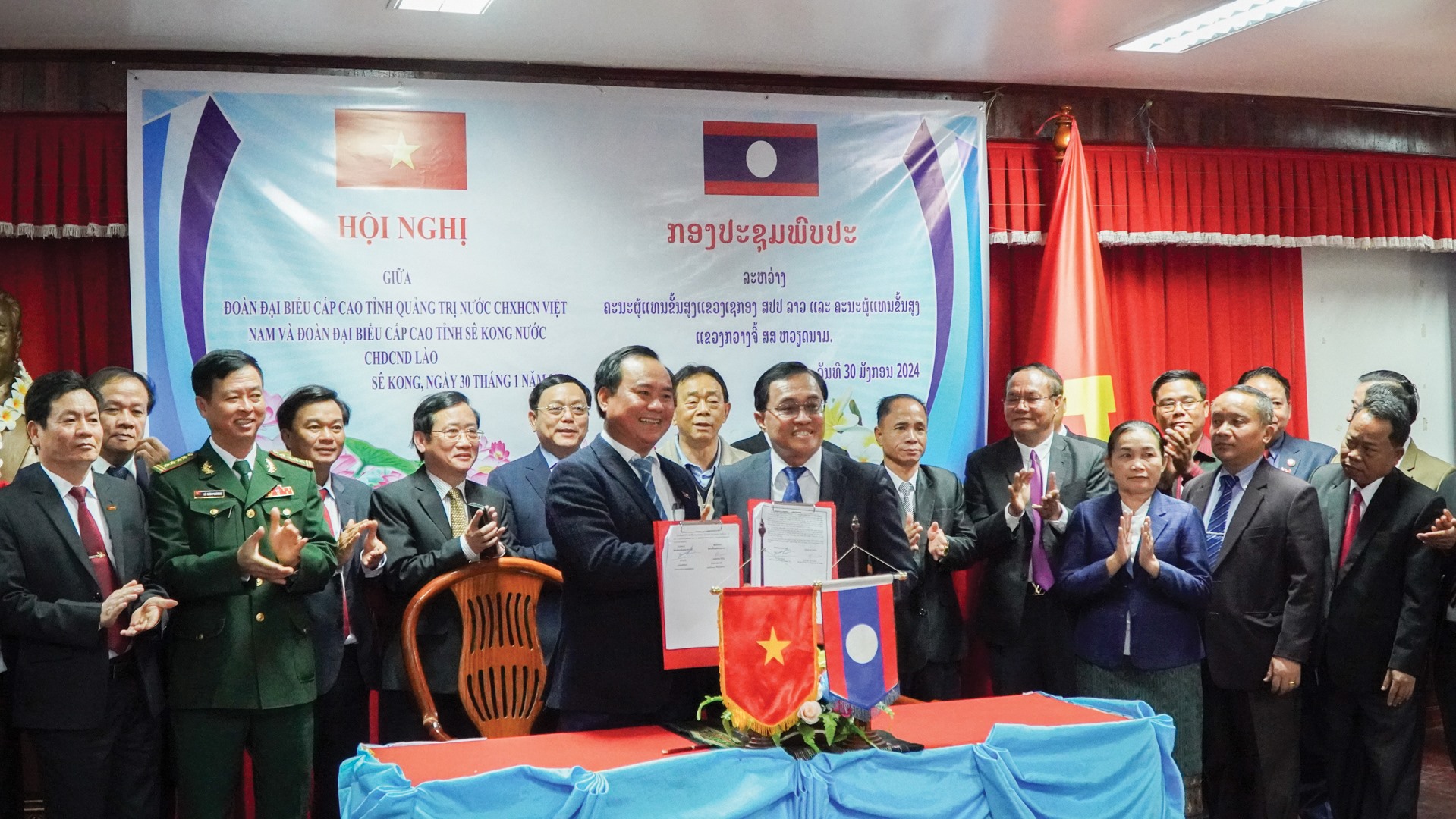 Lãnh đạo 2 tỉnh Quảng Trị và Sekong ký kết biên bản ghi nhớ đẩy mạnh hợp tác trong hoạt động xuất, nhập khẩu than đá - Ảnh: L.T