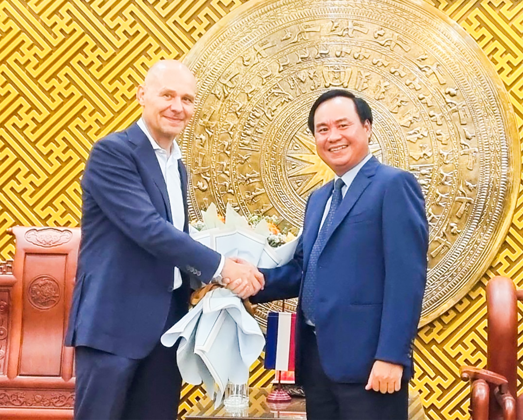 Chủ tịch UBND tỉnh Võ Văn Hưng tặng hoa cho Đại sứ Vương quốc Hà Lan tại Việt Nam Kees van Baar - Ảnh: K.S