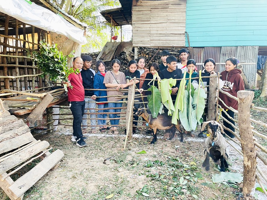 Nữ thanh niên hào hứng tham gia khóa đào tạo kỹ thuật chăn nuôi và phòng trị bệnh gia súc, gia cầm tại xã Thuận -Ảnh: T.H