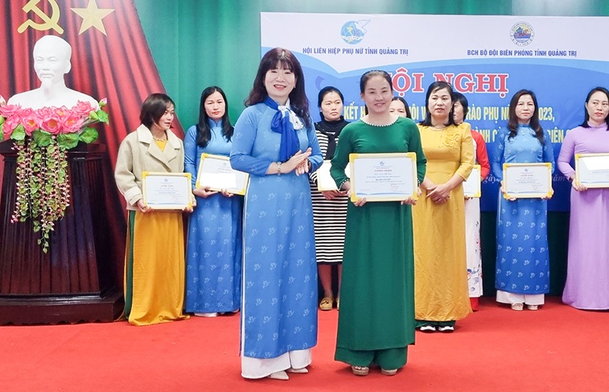 Chị Đoàn Thị Vân (hàng trước, bên phải) nhận giải tại cuộc thi “Đề xuất ý tưởng/dự án khởi nghiệp” -Ảnh: T.L