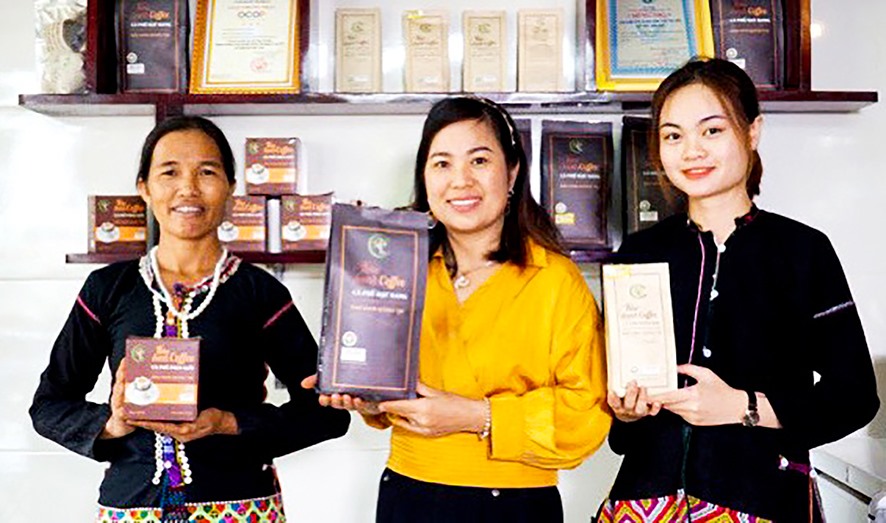 Giám đốc HTX Nông sản Khe Sanh Nguyễn Thị Hằng (đứng giữa) giới thiệu về quá trình thực hiện chuỗi cà phê sạch đưa sản phẩm ra thị trường -Ảnh: T.L