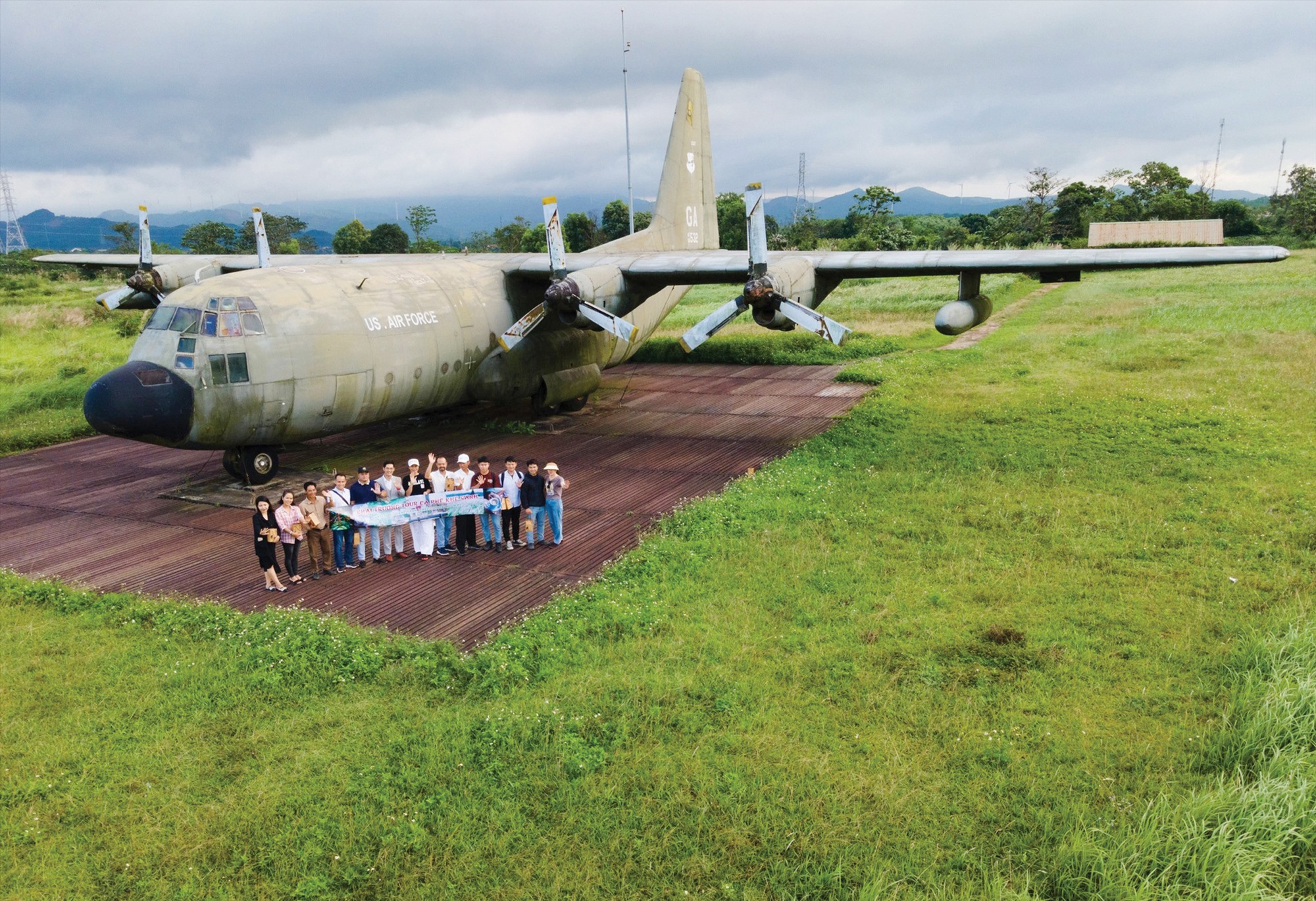 Máy bay C-119 sẽ được đưa về sớm để trưng bày bên cạnh máy bay C-130 (trong ảnh) tại Di tích sân bay Tà Cơn nhằm tạo thêm điểm nhấn mới phục vụ du khách -Ảnh: TÚ LINH