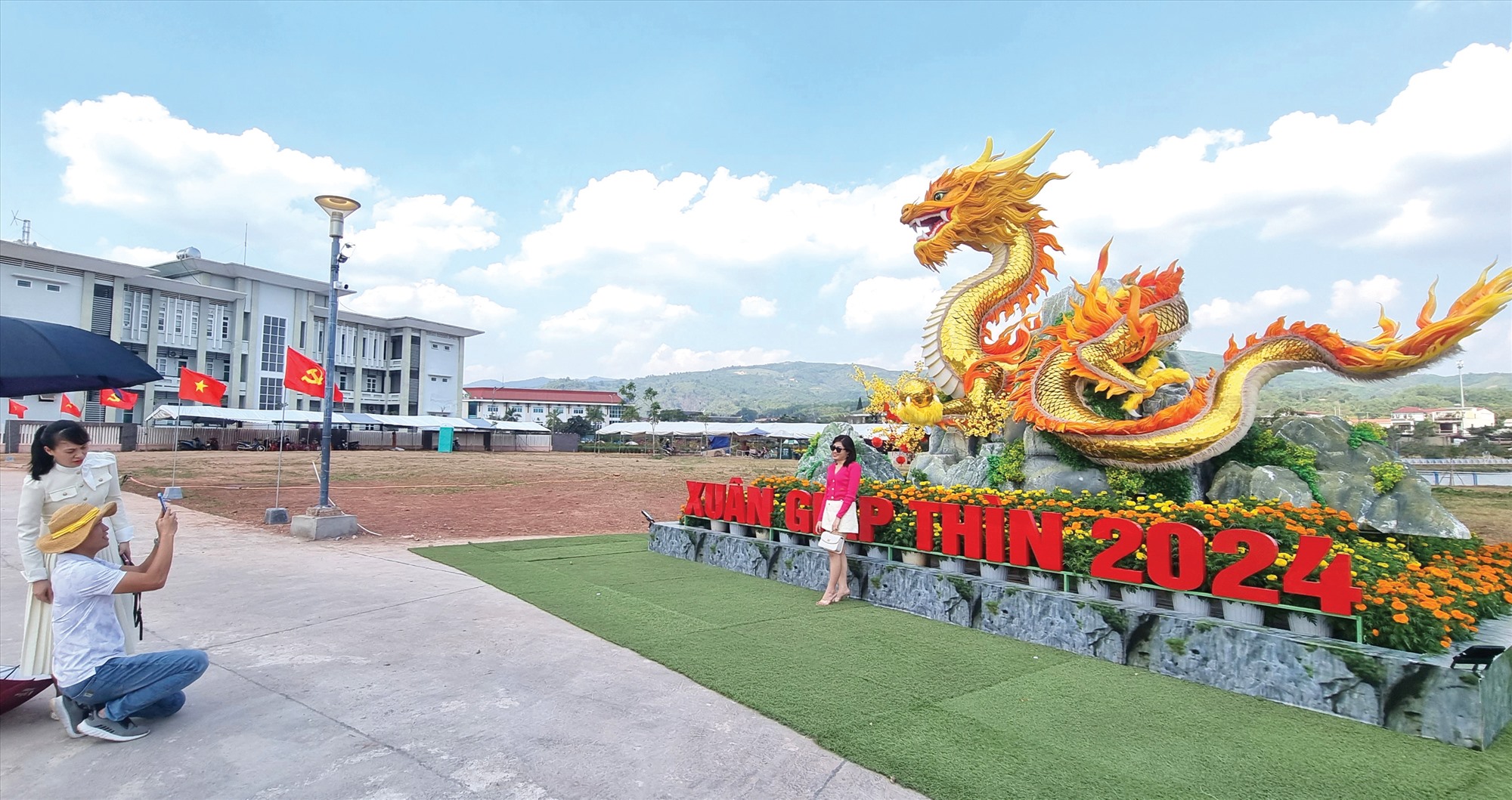 Du khách đến chiêm ngưỡng, chụp hình với linh vật rồng ở thị trấn Lao Bảo - Ảnh: K.S