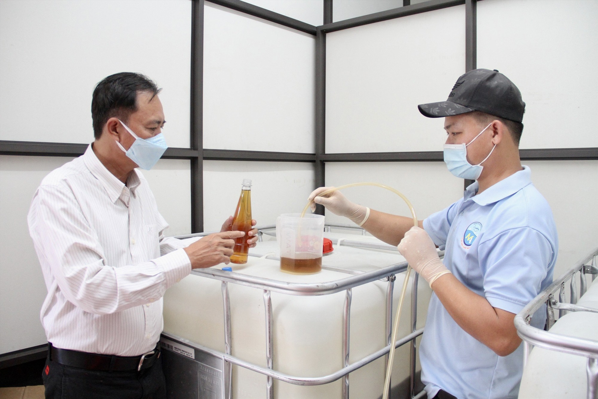 Sản phẩm nước mắm Mỹ An được kiểm tra chất lượng, chiết xuất đóng chai qua hệ thống ống dẫn theo quy trình khép kín - Ảnh: D.C