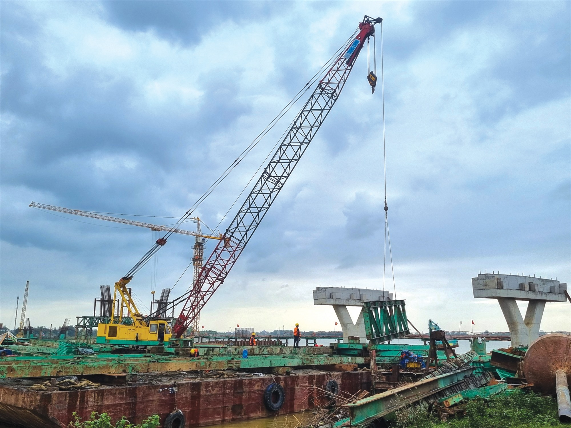 Đơn vị thi công đang xây dựng công trình Cầu Thạch Hãn 1, thuộc Dự án đường ven biển kết nối Hành lang kinh tế Đông-Tây - Ảnh: TÚ LINH