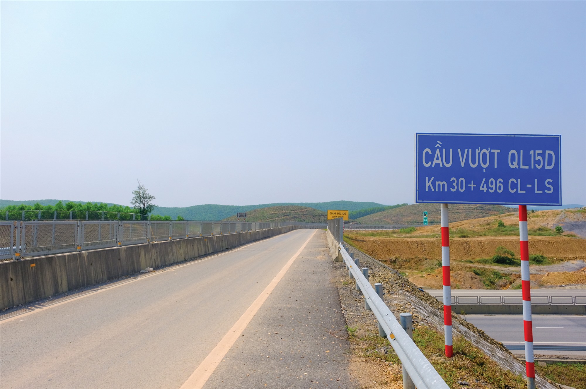 Cầu vượt Quốc lộ 15D, đoạn qua cao tốc Cam Lộ - La Sơn - Ảnh: T.TUYỀN