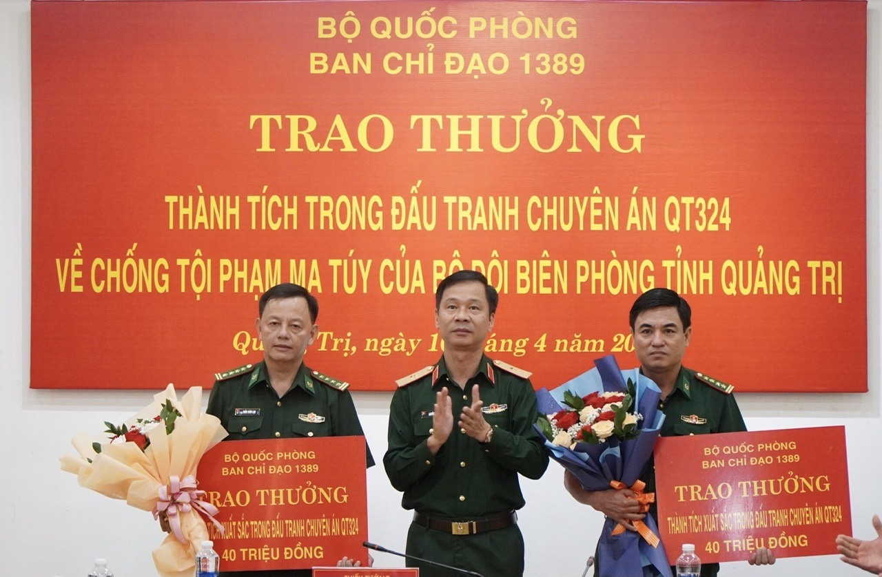 Thiếu tướng Nguyễn Thanh Huy - Cục trưởng Cục Điều tra hình sự BQP - Phó trưởng Ban Chỉ đạo 1389 BQP trao thưởng cho các đơn vị
