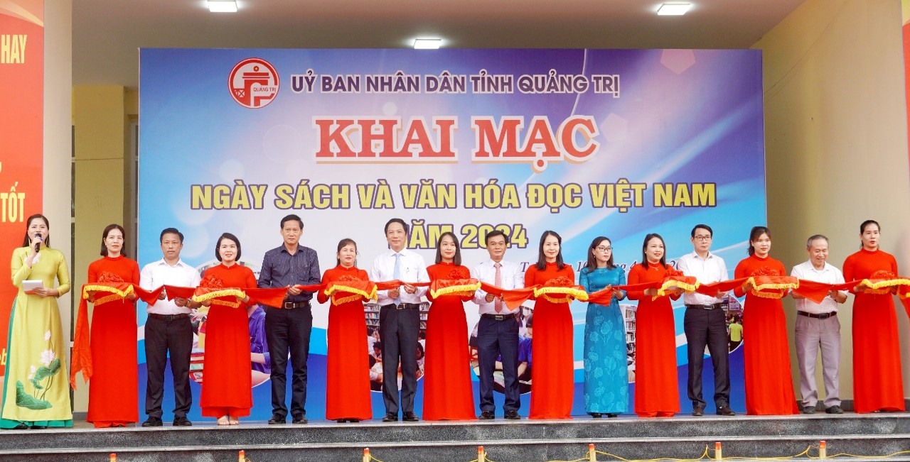 Các đại biểu cắt băng khai mạc Ngày Sách và Văn hóa đọc Việt Nam - Ảnh: L.N