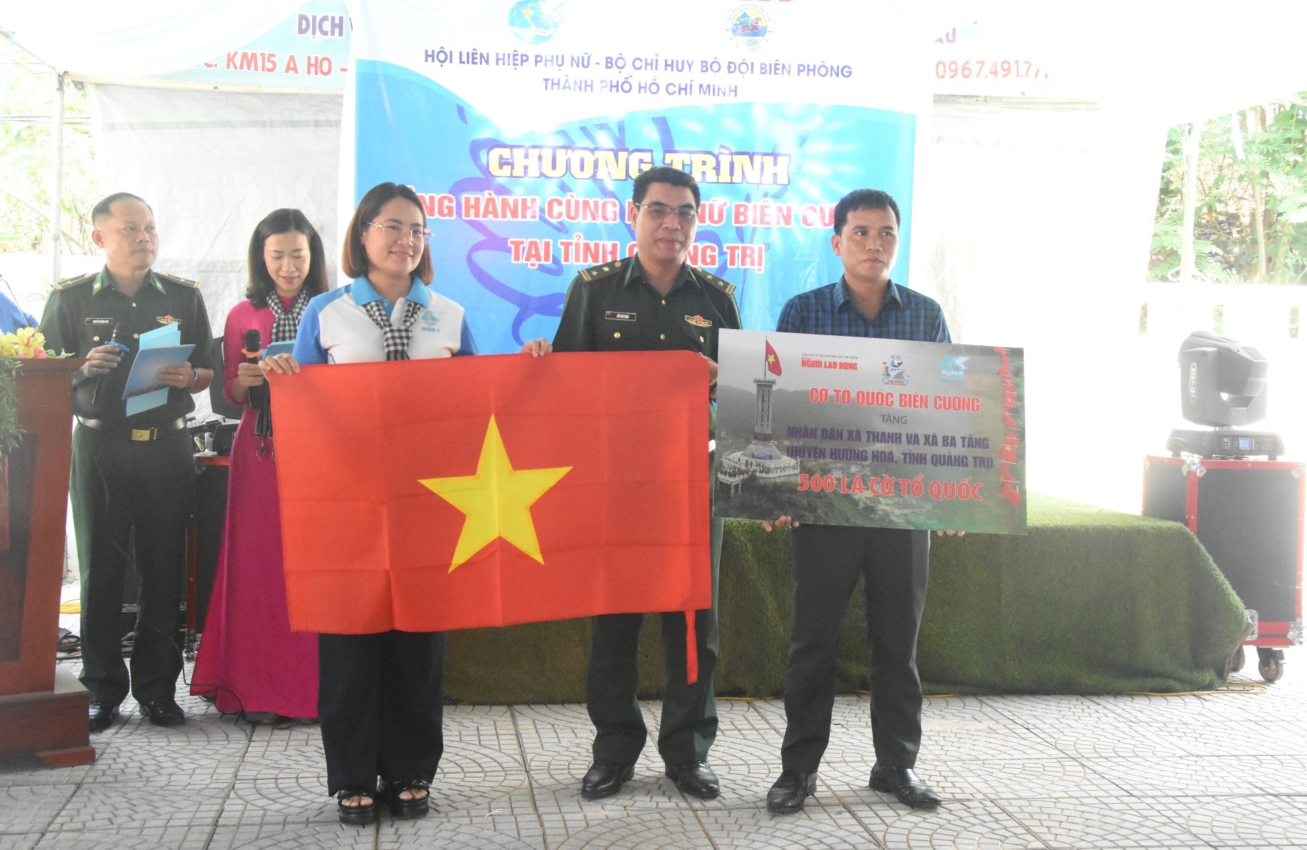 Trao tặng 500 lá cờ Tổ quốc cho Nhân dân xã Thanh, xã Ba Tầng - Ảnh: ĐV