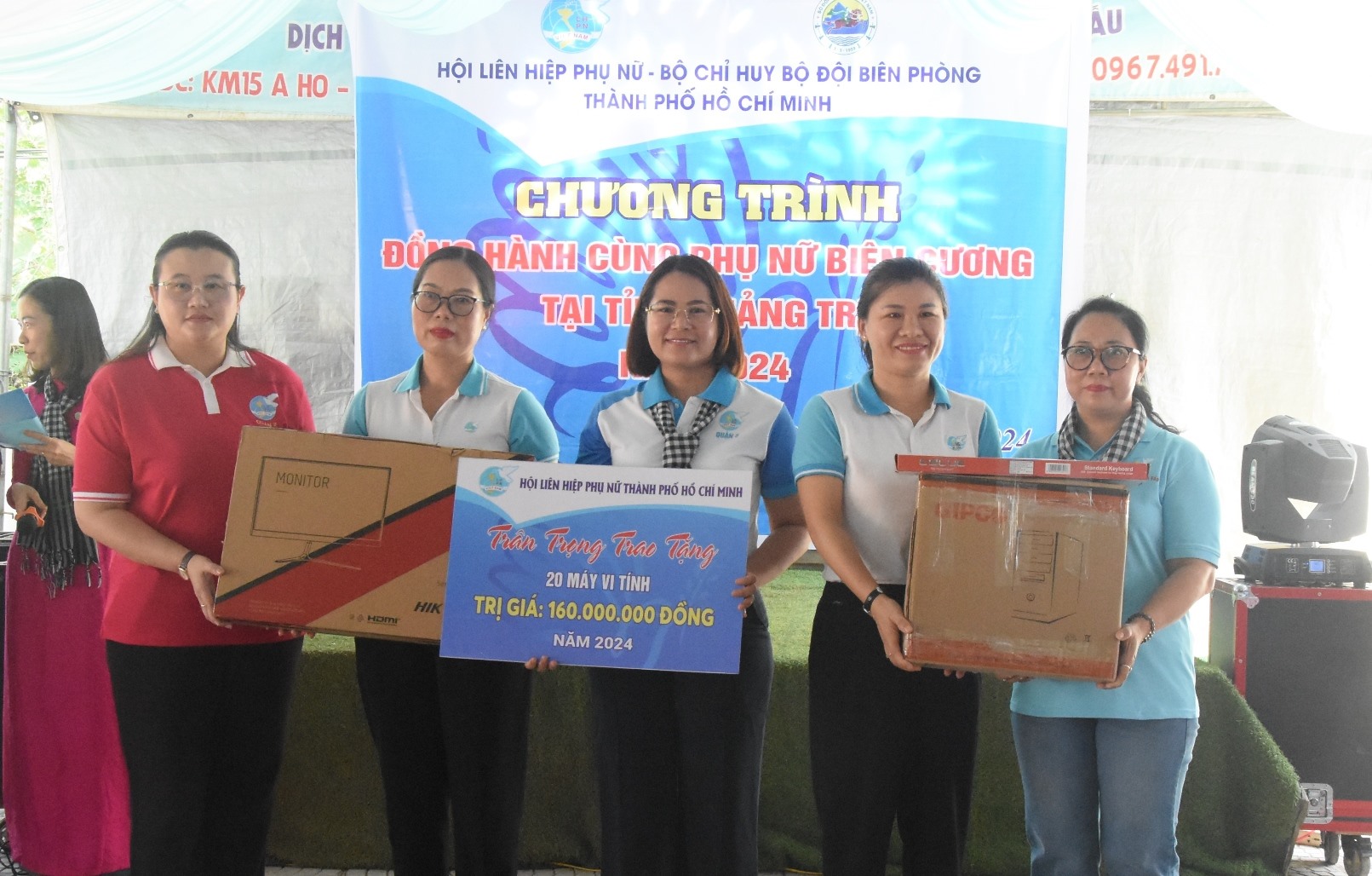 Trao 20 bộ máy vi tính cho đại diện Hội LHPN huyện Hướng Hóa và Đakrông - Ảnh: ĐV
