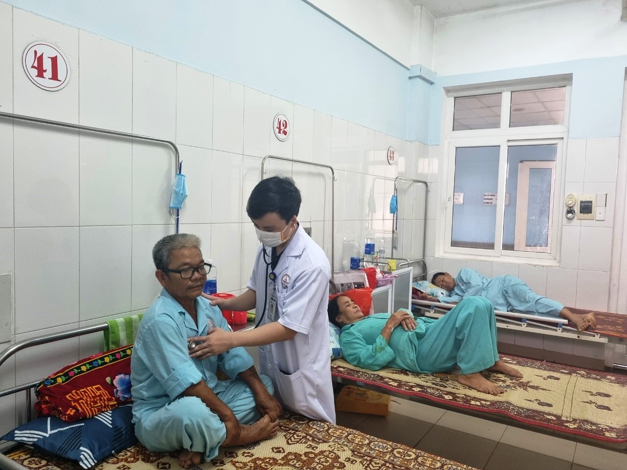 Sức khỏe của ông Hoàng Văn Phước cải thiện nhiều sau khi điều trị bệnh tim mạch ở Bệnh viện Đa khoa tỉnh - Ảnh:T.N