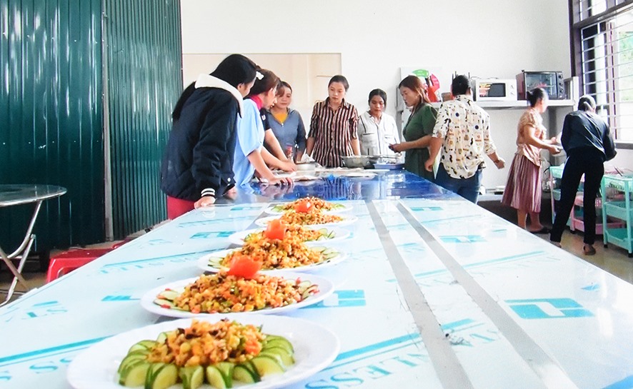 Đào tạo nghề chế biến món ăn tại Trung tâm GDNNGDTX huyện Hướng Hóa - Ảnh: HG