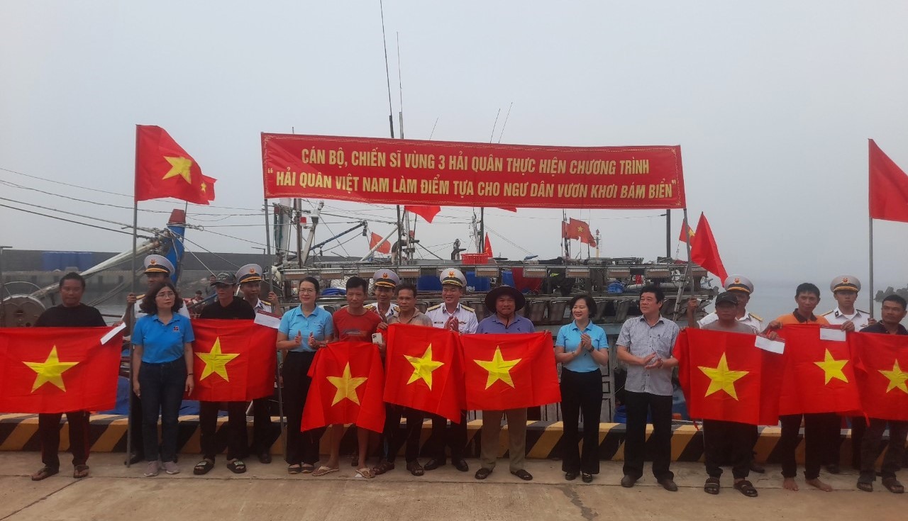 Trao cờ Tổ quốc và 10 phần quà cho ngư dân đánh bắt thủy hải sản ở huyện đảo Cồn Cỏ - Ảnh: H.A
