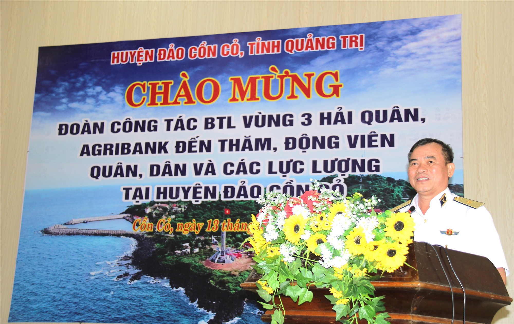 Chính ủy Vùng 3 Hải quân, Chuẩn Đô đốc Nguyễn Đăng Tiến phát biểu tại lễ trao quà cho cấp ủy, chính quyền, quân và dân huyện đảo Cồn Cỏ - Ảnh: H.A