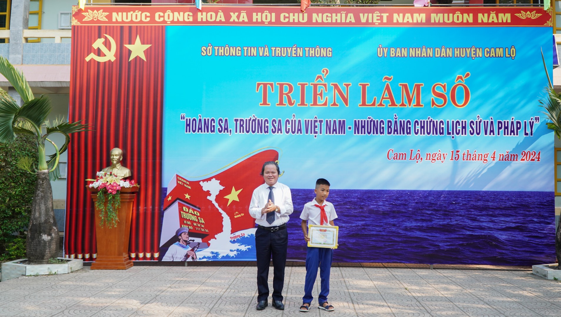 Lãnh đạo Sở TT&TT trao giải nhất Cuộc thi trực tuyến “Tìm hiểu về biển, đảo Việt Nam” cho em Nguyễn Đức Huy, lớp 7A, Trường Tiểu học và THCS Cam Nghĩa - Ảnh: Lê Trường