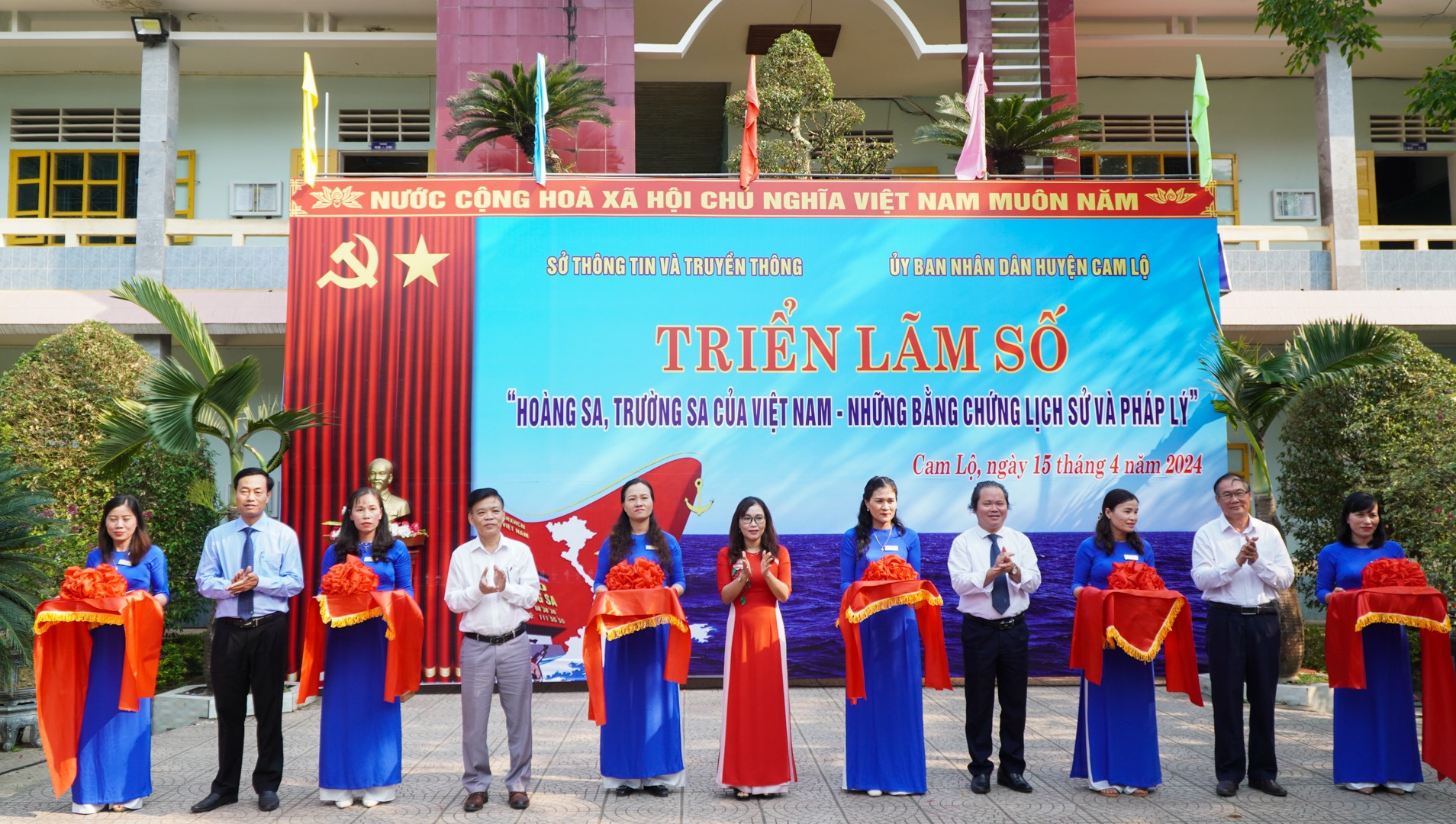 Cắt băng khai mạc Triển lãm số “Hoàng Sa, Trường Sa của Việt Nam - Những bằng chứng lịch sử và pháp lý” - Ảnh: Lê Trường
