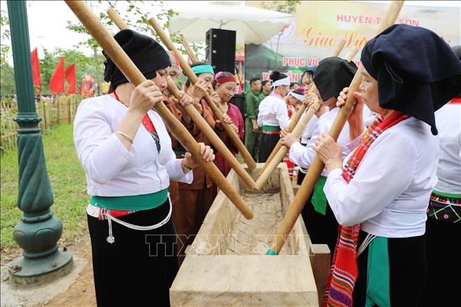 Đâm đuống, một trong những hoạt động văn hóa truyền thống của người Mường (Phú Thọ) được trình diễn tại Khu di tích lịch sử Đền Hùng. Ảnh: Tạ Toàn/TTXVN