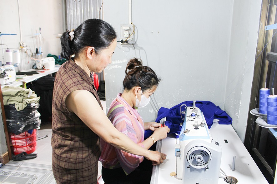 Nhờ được thụ hưởng nguồn vốn khuyến công, chị Lê Thị Minh Huệ (xã Hải Sơn, huyện Hải Lăng) có thêm điều kiện đầu tư máy móc, mở rộng hoạt động sản xuất kinh doanh -Ảnh: H.T