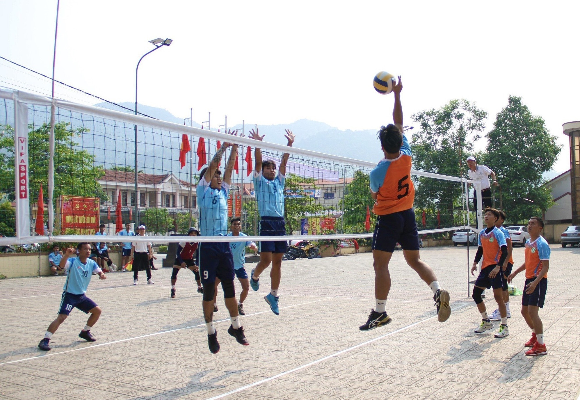 Đội bóng chuyền huyện Hướng Hóa thi đấu với Đội bóng chuyền huyện Đakrông - Ảnh:HN