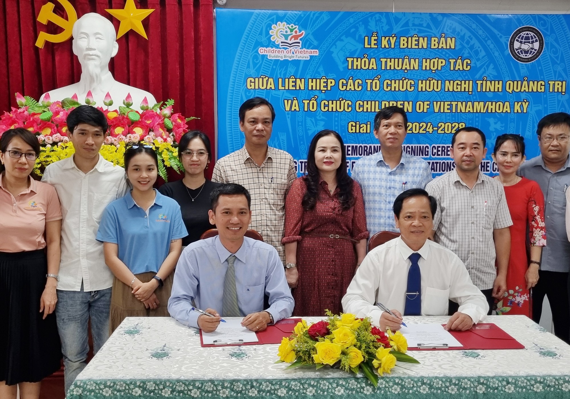 Chủ tịch Liên hiệp các Tổ chức Hữu nghị tỉnh Trần Khánh Phôi và Giám đốc quốc gia Children of Vietnam Võ Đinh Anh Tuấn ký kết biên bản ghi nhớ - Ảnh: Tú Linh