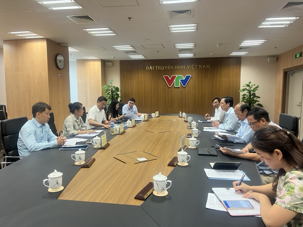 Phó Chủ tịch UBND tỉnh Hoàng Nam đề nghị VTV hỗ trợ tuyên truyền sâu rộng mục đích, ý nghĩa Lễ hội Vì Hòa bình - Ảnh: Đ.T