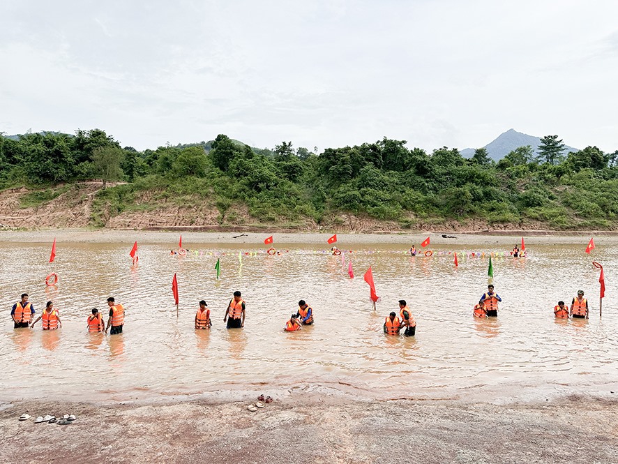 Buổi tập huấn kỹ năng bơi lội do Đồn Biên phòng Thanh và Đoàn Trường Tiểu học và THCS Xy tổ chức - Ảnh: P.T