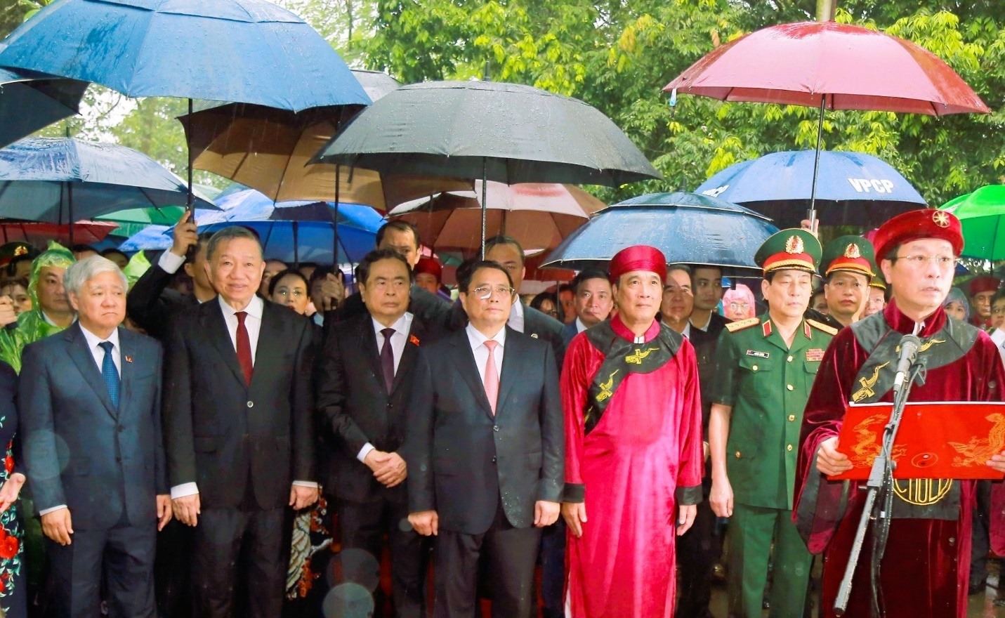 Ủy viên Bộ Chính trị, Thủ tướng Chính phủ Phạm Minh Chính cùng các đại biểu tại lễ dâng hương- Ảnh CV.