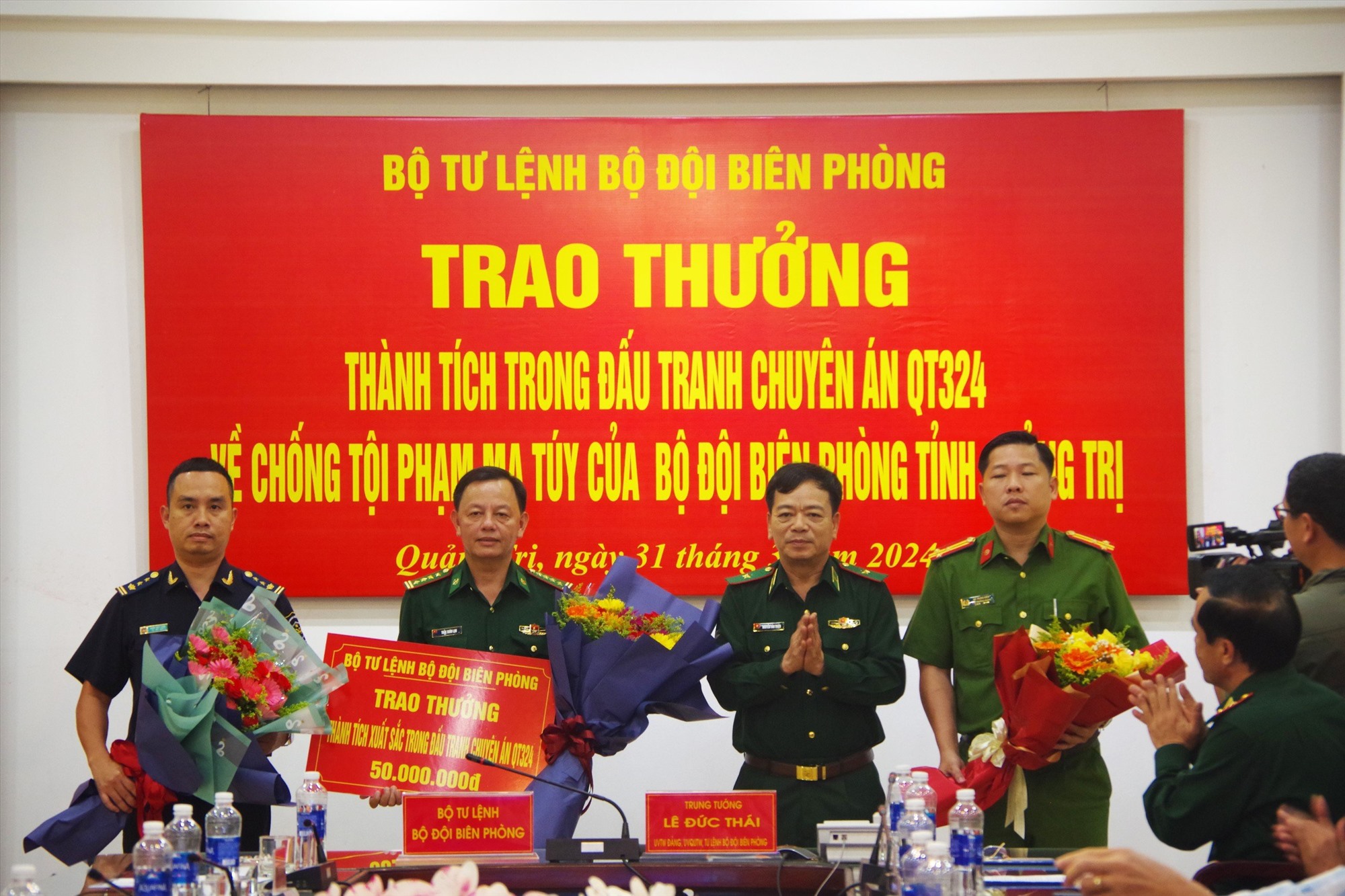 Thiếu tướng Nguyễn Văn Thiện, Phó Tư lệnh BĐBP  trao thưởng cho các lực lượng tham gia phá án.