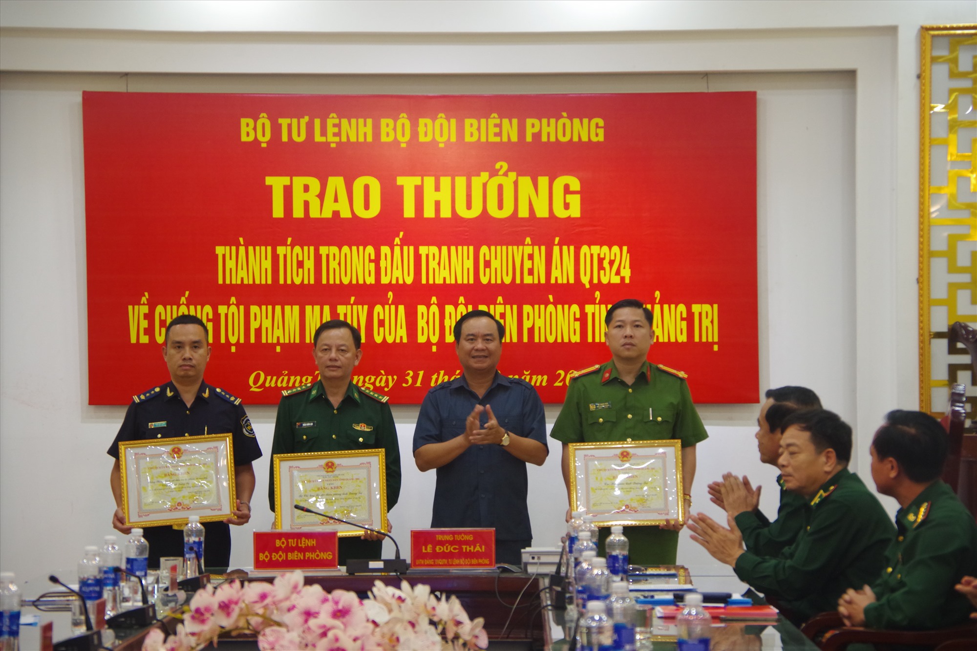 Chủ tịch UBND tỉnh Võ Văn Hưng tặng bằng khen cho các lực lượng tham gia Chuyên án QT 324 - Ảnh: P.T
