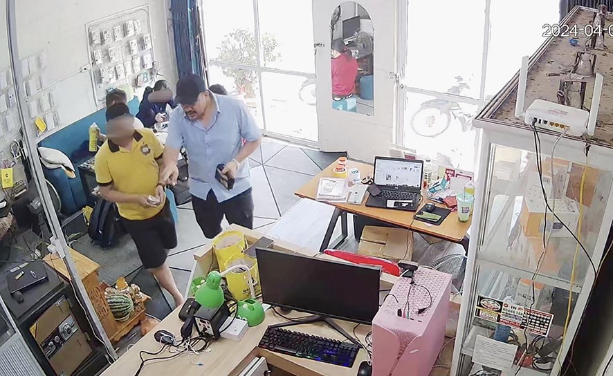 Đối tượng người nước ngoài (bên phải) vào cửa hàng điện thoại di động trên địa bàn thị xã Quảng Trị để thực hiện hành vi chiếm đoạt tiền - Ảnh chụp màn hình camera