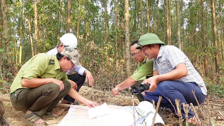 Lực lượng Kiểm lâm huyện Cam Lộ điều nghiên, khoanh vùng khu vực trọng điểm để xây dựng phương án ứng phó với cháy rừng -Ảnh: M.A