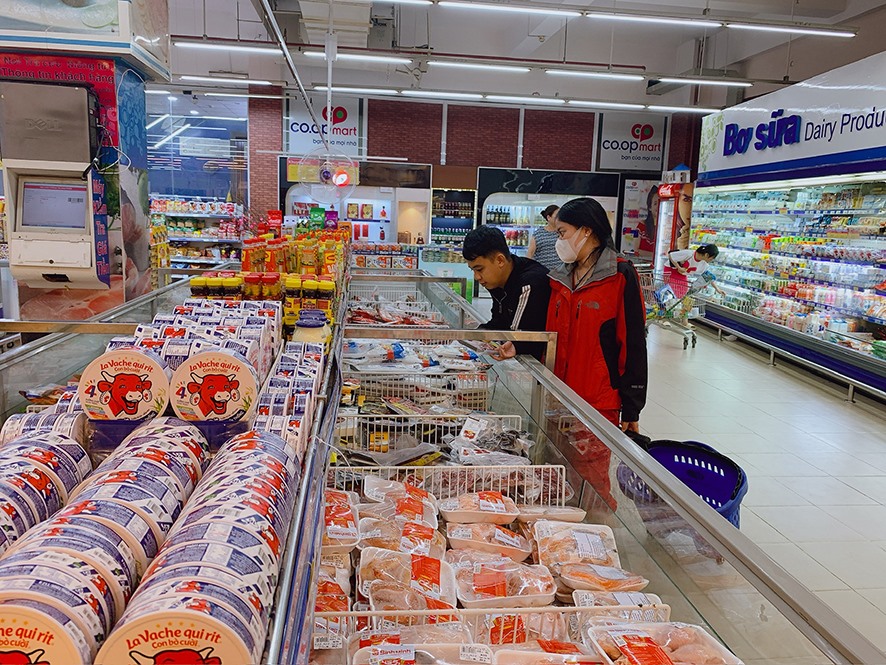 Khách hàng mua sắm tại Siêu thị Co.opmart Đông Hà -Ảnh: H.T