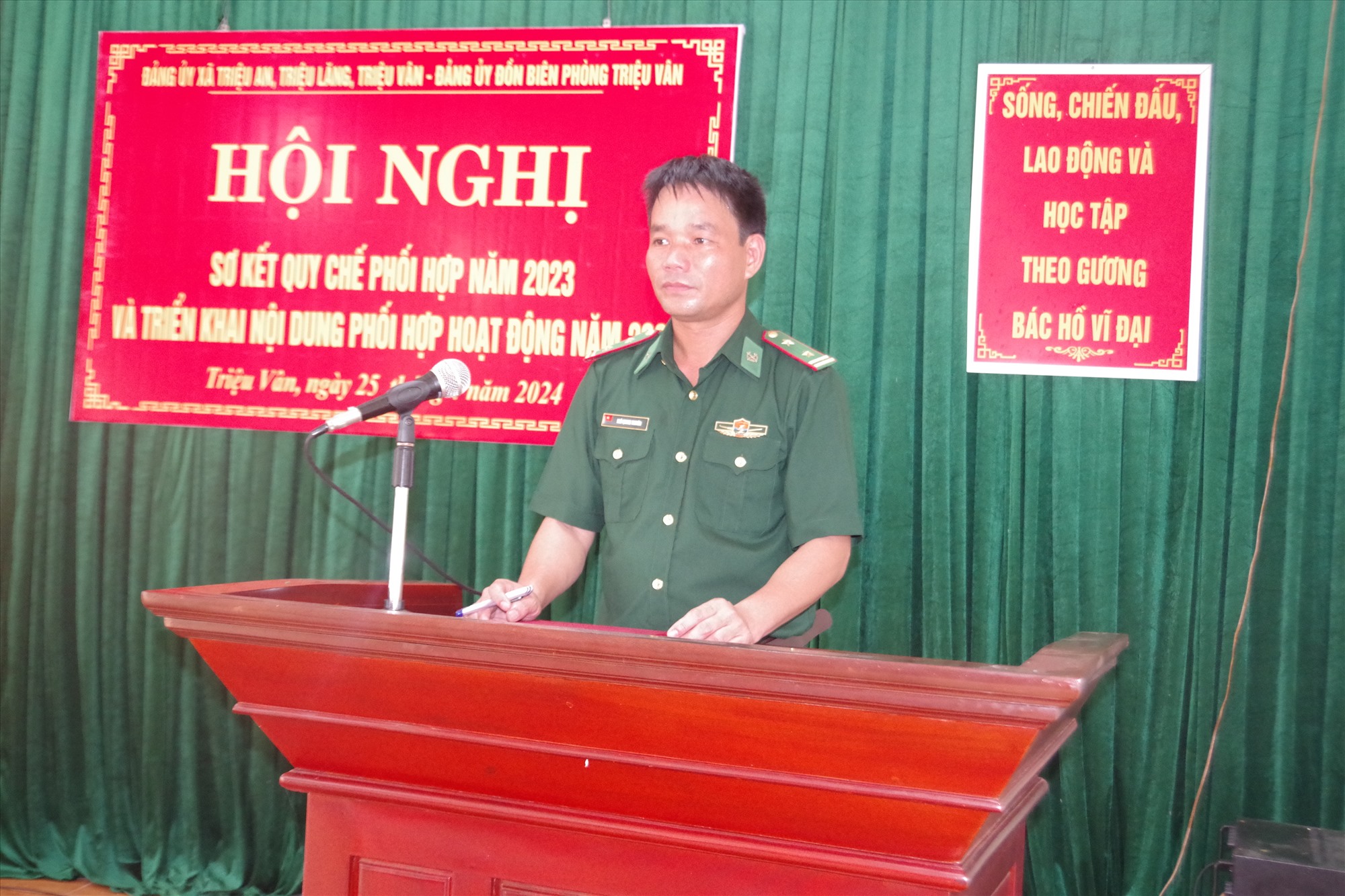 Trung tá Ngô Quang Thuyên - Bí thư Đảng ủy trình bày báo cáo sơ kết Quy chế phối hợp giữa Đảng ủy Đồn và Đảng ủy 03 xã.