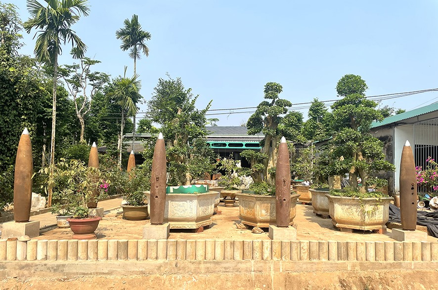 Ngôi nhà có sân vườn bài trí những vỏ bom còn sót lại sau chiến tranh ở xã Hải Thái, huyện Gio Linh -Ảnh: Đ.T