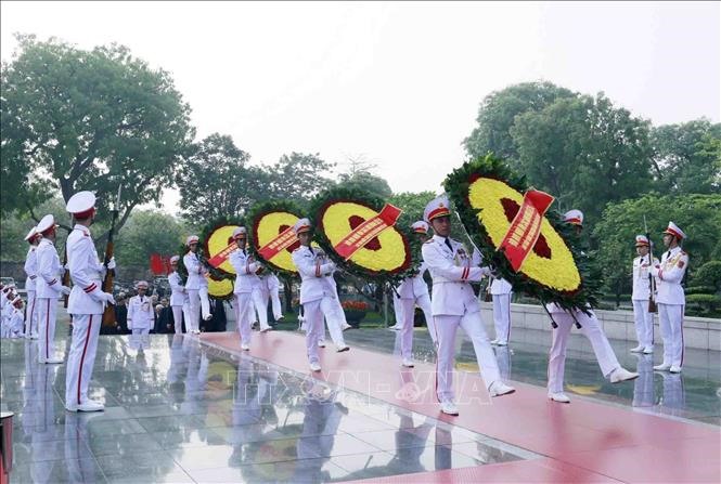 Đoàn đại biểu lãnh đạo, nguyên lãnh đạo Đảng, Nhà nước đến đặt vòng hoa tưởng niệm các Anh hùng Liệt sĩ. Ảnh: TTXVN phát