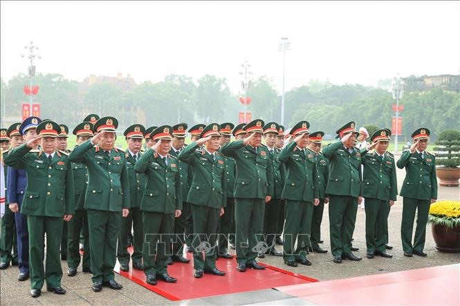 Đoàn đại biểu Quân ủy Trung ương, Bộ Quốc phòng vào Lăng viếng Chủ tịch Hồ Chí Minh. Ảnh: Dương Giang/TTXVN