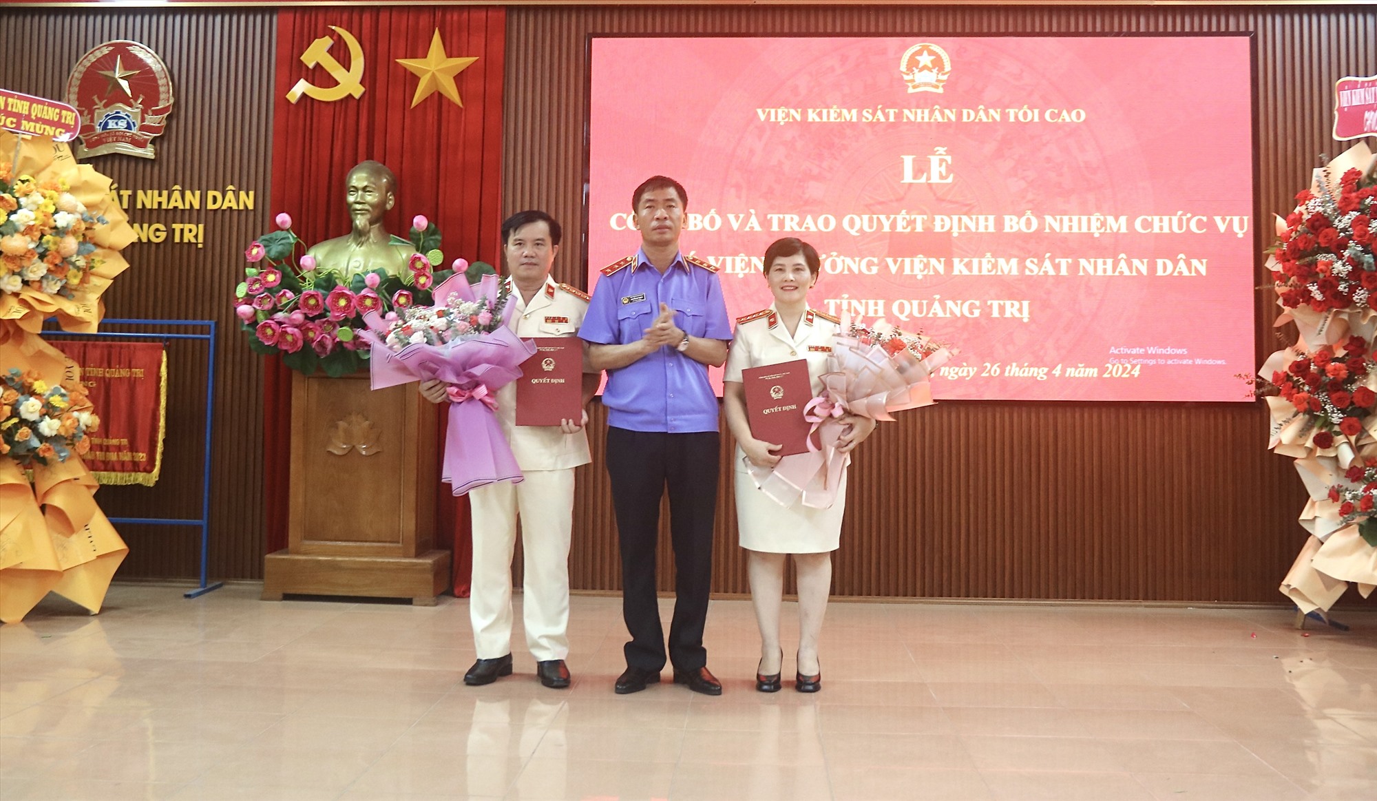 Phó Viện trưởng Viện KSND tối cao Nguyễn Duy Giảng trao quyết định bổ nhiệm cho ông Nguyễn Trường và bà Thái Thị Phương Lan - Ảnh: N.B