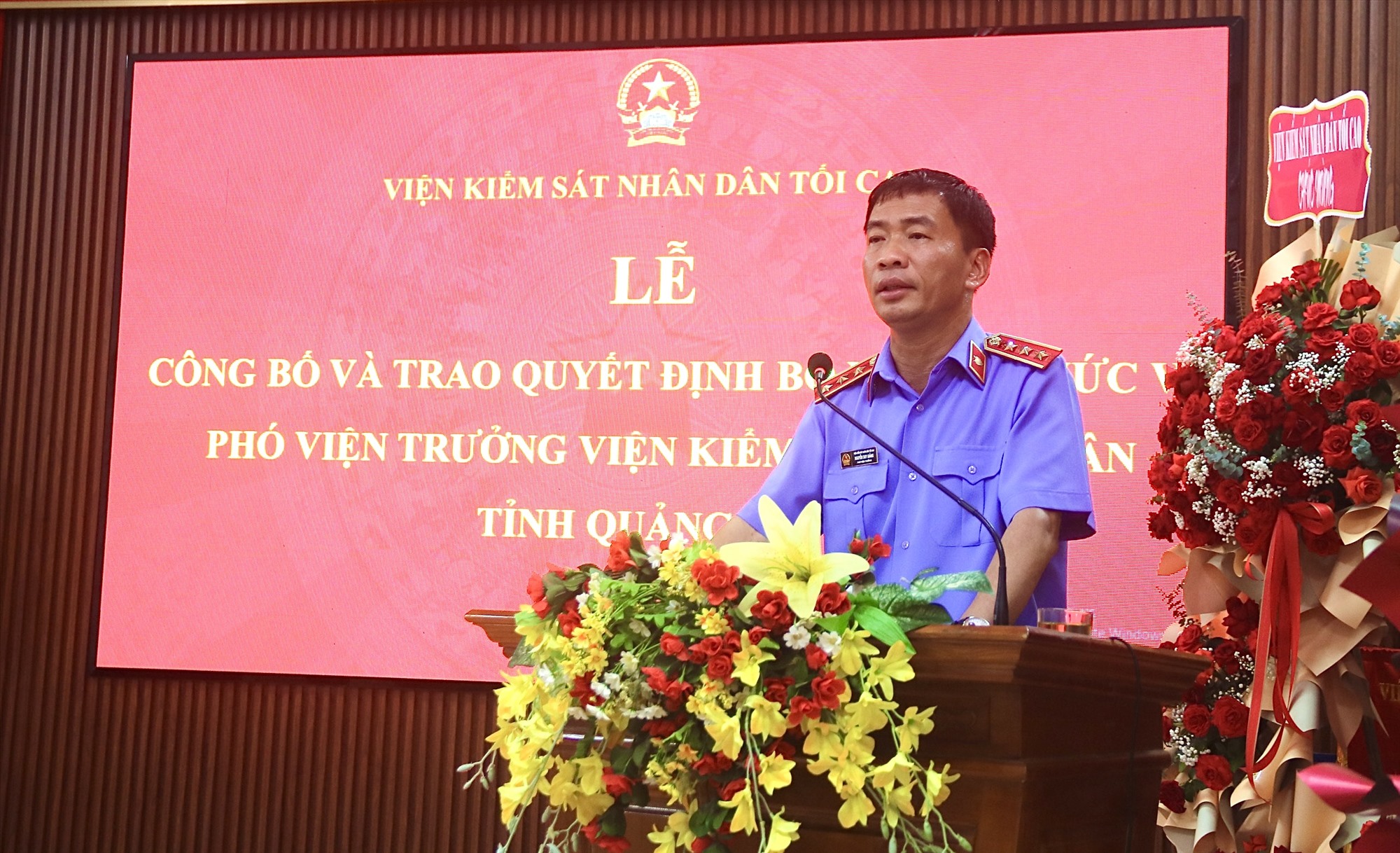 Phó Viện trưởng Viện KSND tối cao Nguyễn Duy Giảng trao quyết định bổ nhiệm cho ông Nguyễn Trường và bà Thái Thị Phương Lan - Ảnh: N.B