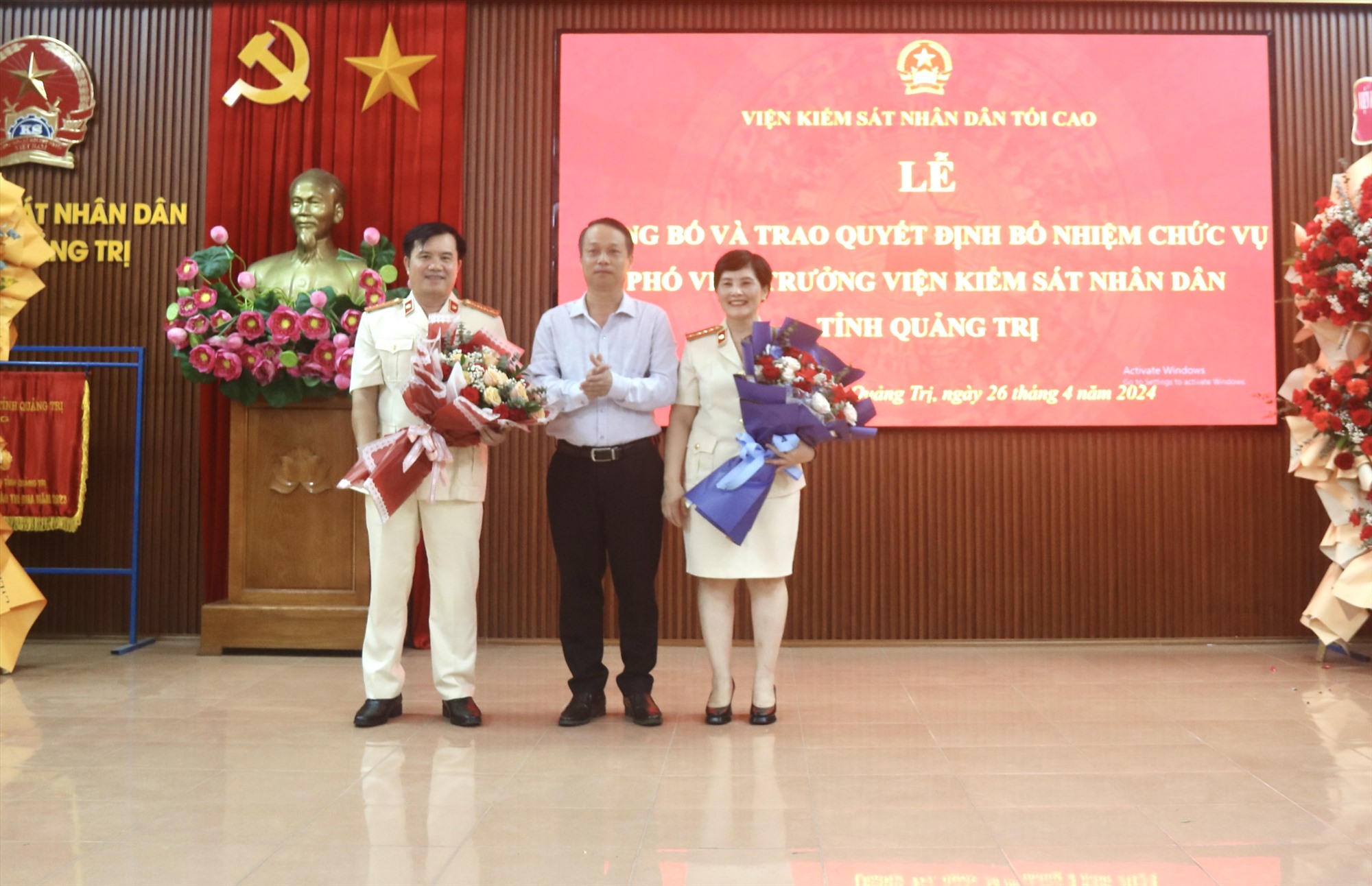 Phó Chủ tịch HĐND tỉnh Nguyễn Trần Huy tặng hoa chúc mừng hai tân Phó Viện trưởng Viện KSND tỉnh - Ảnh: N.B