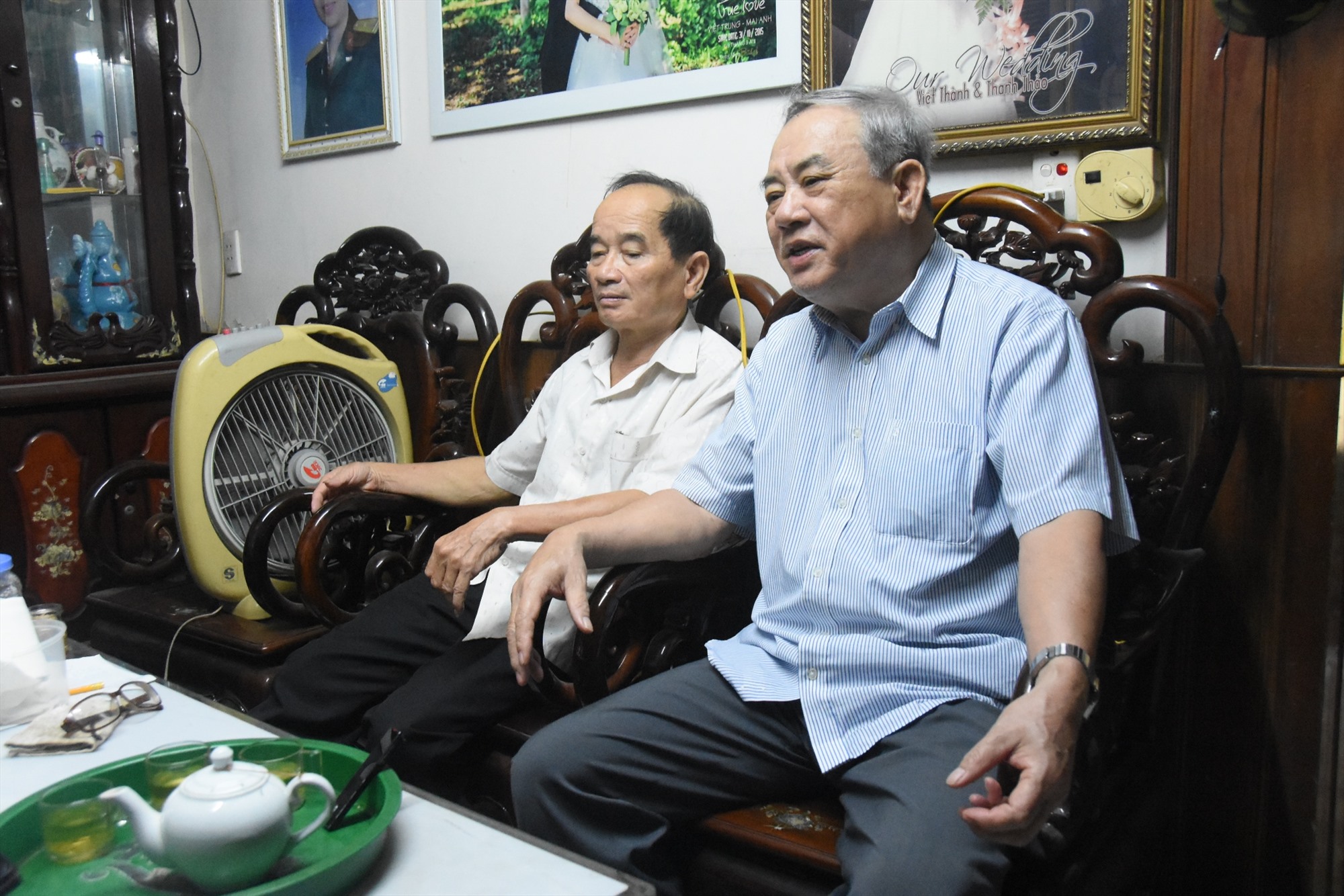 Đại tá Bùi Hùng Dũng (bên phải), nguyên Phó Chỉ huy trưởng, Tham mưu trưởng Bộ Chỉ huy quân sự tỉnh Quảng Trị kể về những năm tháng tham gia giải phóng Đông Hà - Ảnh: Đ.V