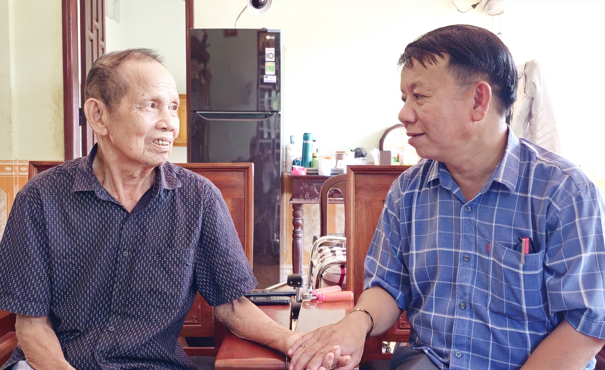 Lãnh đạo xã Hải Lâm thăm ông Ngô Minh Thông (bên trái) nhân kỷ niệm 49 năm ngày giải phóng miền Nam thống nhất đất nước - Ảnh: TÚ LINH