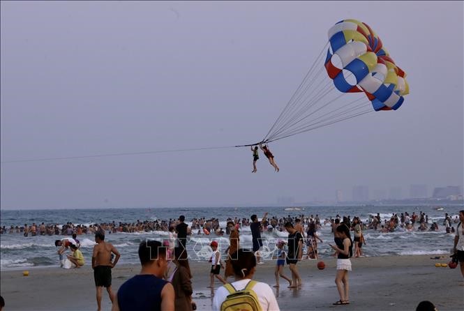 Du khách vui chơi trải nghiệm trên bãi biển Đà Nẵng.