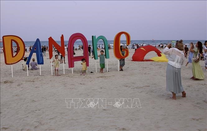 Du khách vui chơi trải nghiệm trên bãi biển Đà Nẵng.