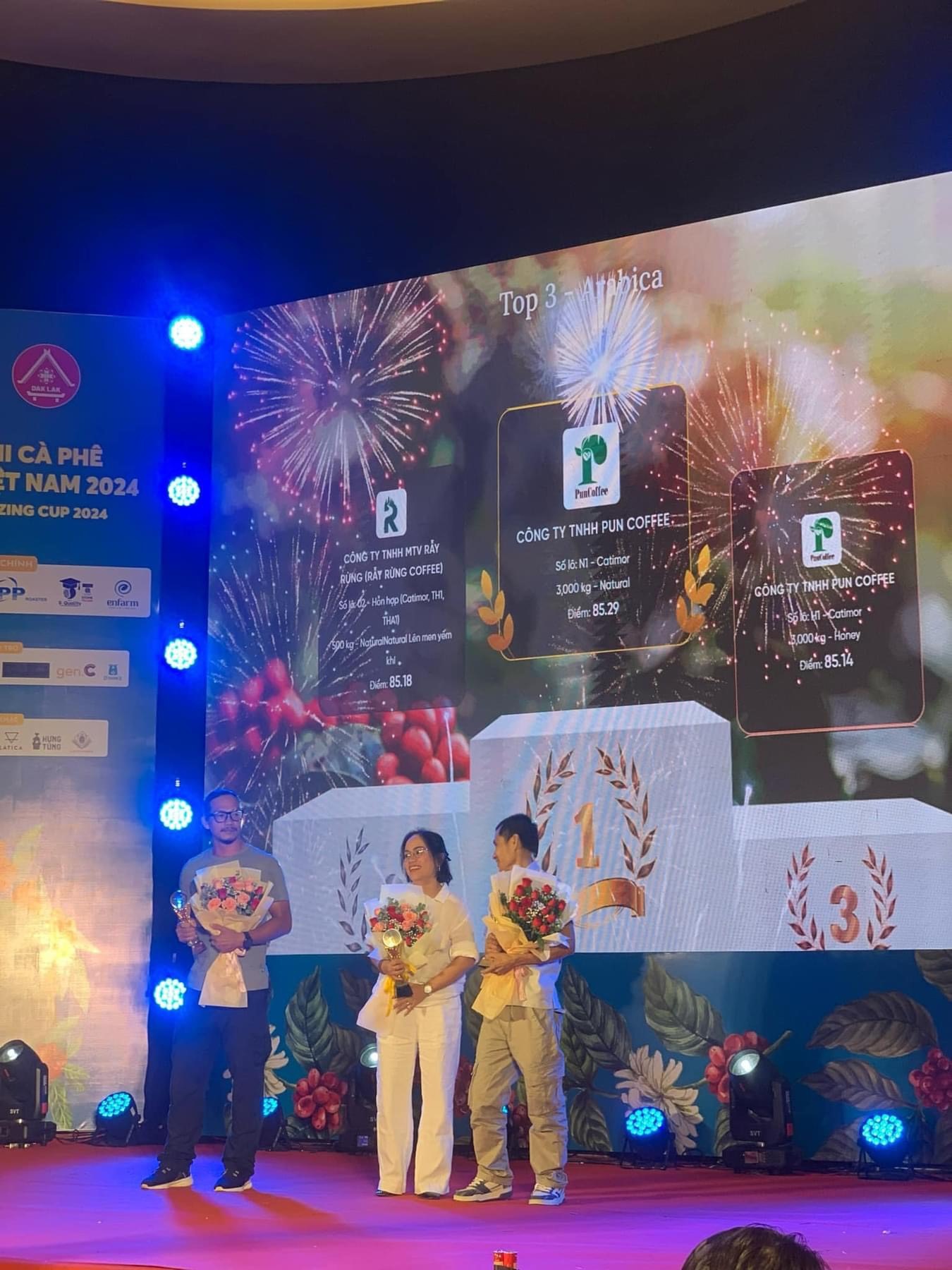 Bà Lương Thị Ngọc Trâm cùng chồng là ông Phan Hồng Phong lên nhận giải Nhất và Ba tại cuộc thi.