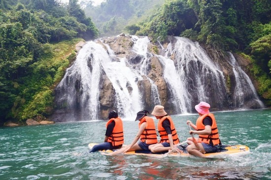 Du khách trải nghiệm chèo thuyền sup tại thác Tà Puồng, xã Hướng Việt, huyện Hướng Hóa - Ảnh: H.T