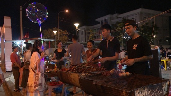 Các gian hàng ẩm thực tại phố đi bộ Nguyễn Huệ, thị trấn Lao Bảo, huyện Hướng Hóa - Ảnh: H.T