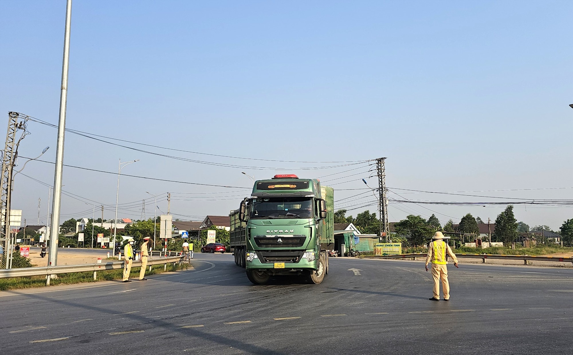 Một phương tiện thuộc diện cấm lưu thông trên cao tốc Cam Lộ - La Sơn không nắm được thông tin vẫn đi vào cao tốc nên bị lực lượng CSGT nhắc nhở, hướng dẫn đi tuyến khác - Ảnh: Lê Trường
