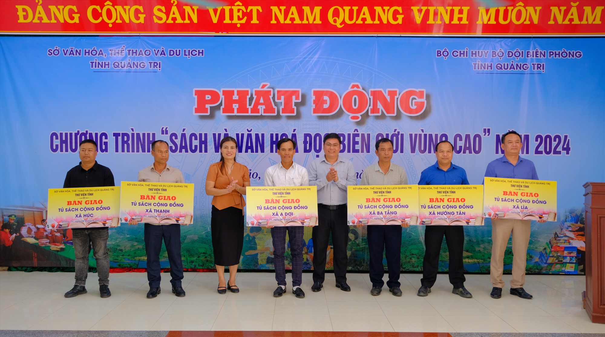 Lãnh đạo Ủy ban MTTQ Việt Nam tỉnh và Ban Dân tộc tỉnh trao biển tượng trưng bàn giao tủ sách cộng đồng cho các xã - Ảnh: Trần Tuyền